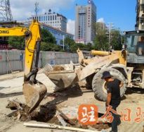 女性被草bb视频高温下的坚守｜道路建设者用汗水铺就畅通路